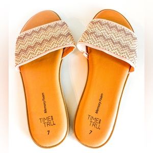 Women’s beach sandals, size 7